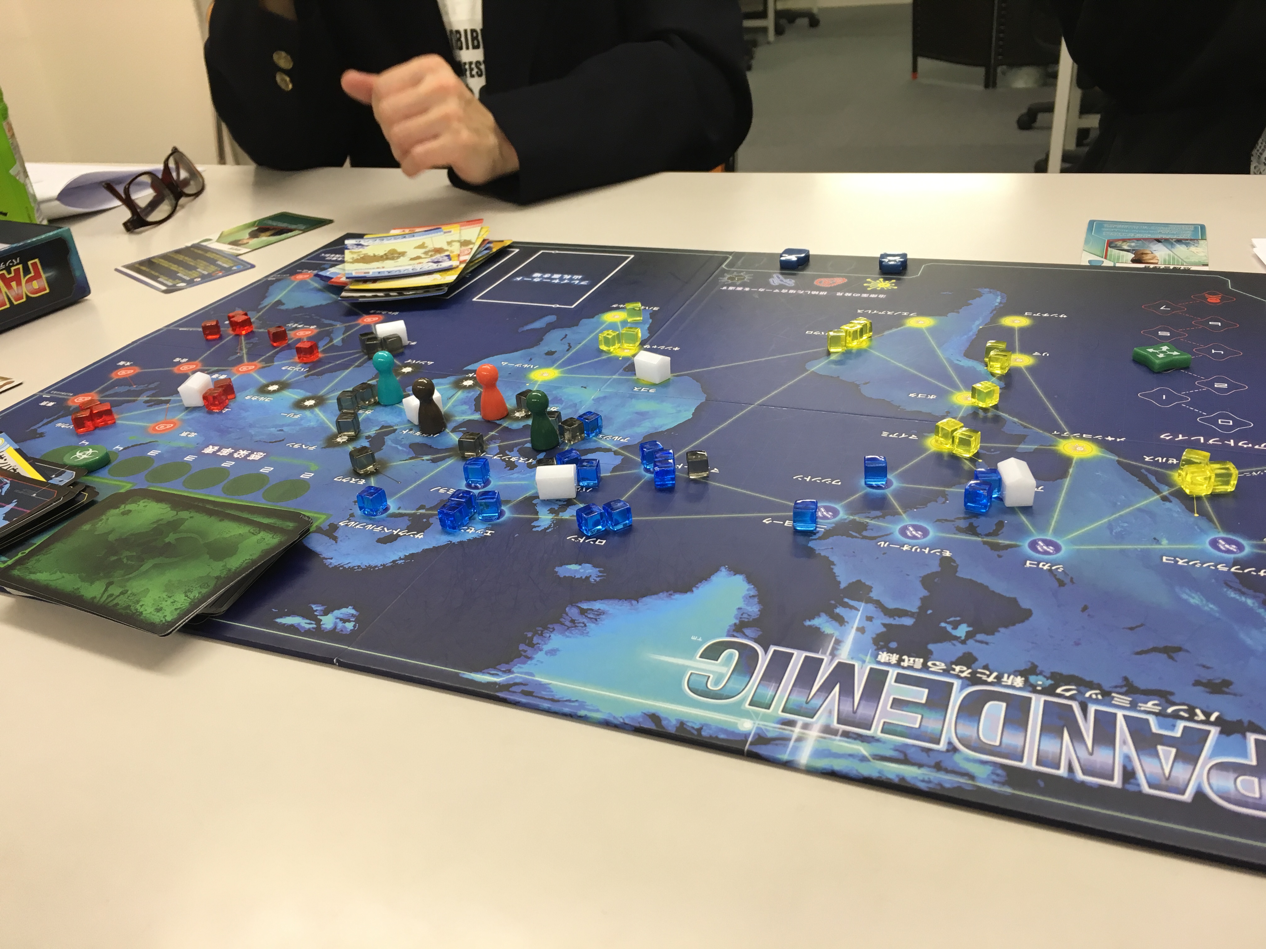 ボードゲームを囲んで遊んでいる様子
