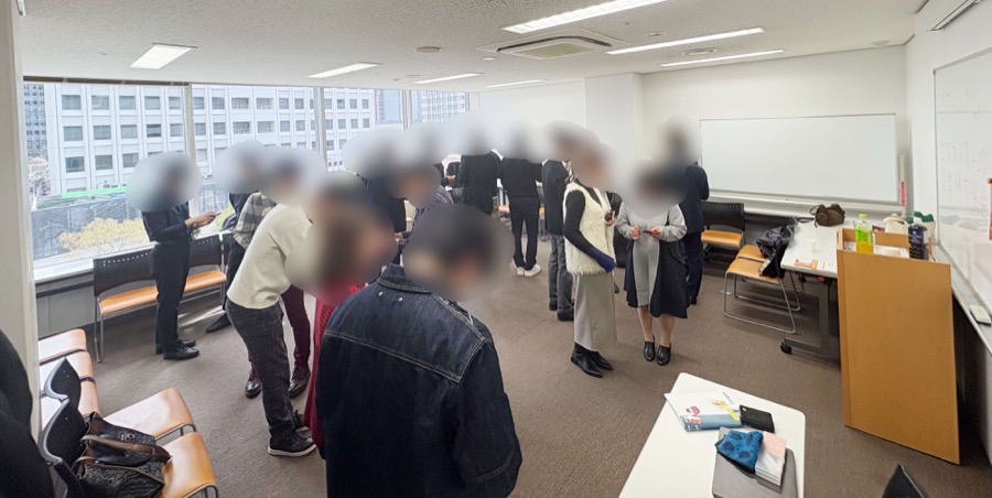 会場で交流する参加者の様子