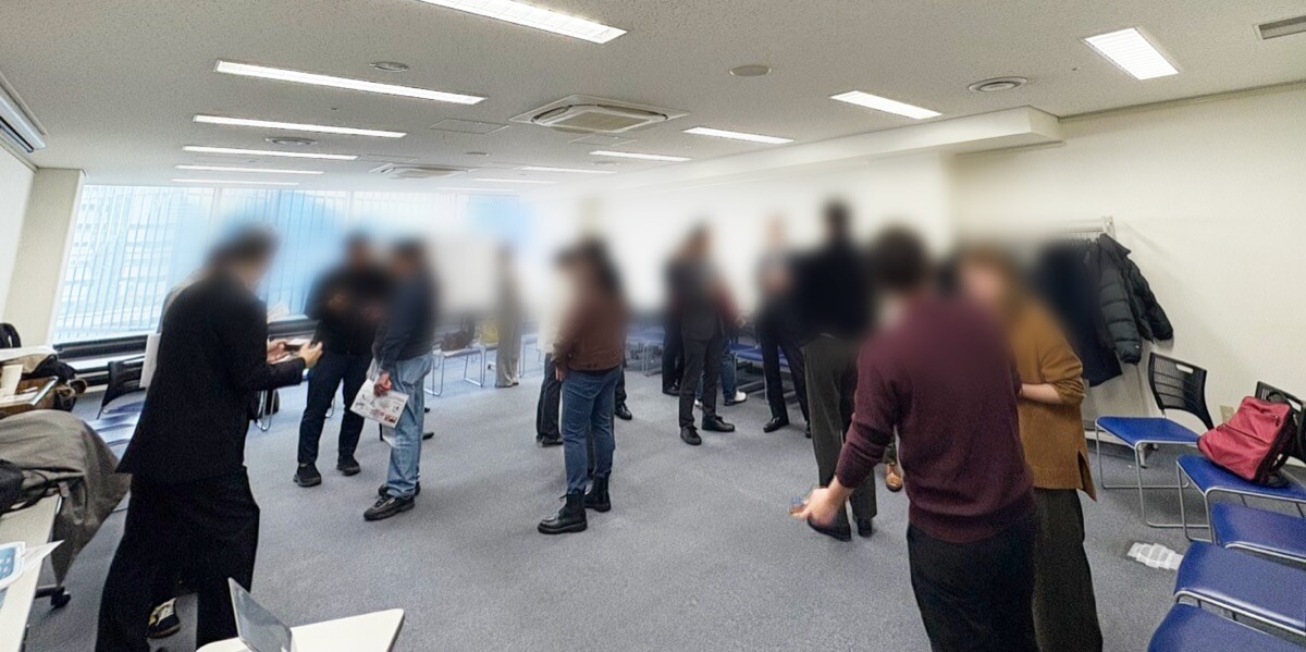 交流会で参加者同士が話している様子