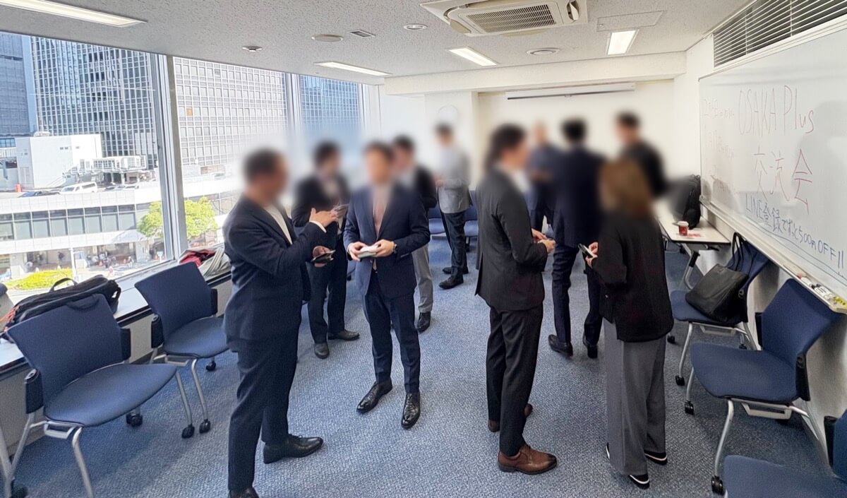 交流会で名刺交換をしている様子