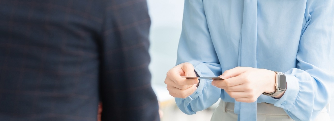 異業種交流会での名刺交換の様子